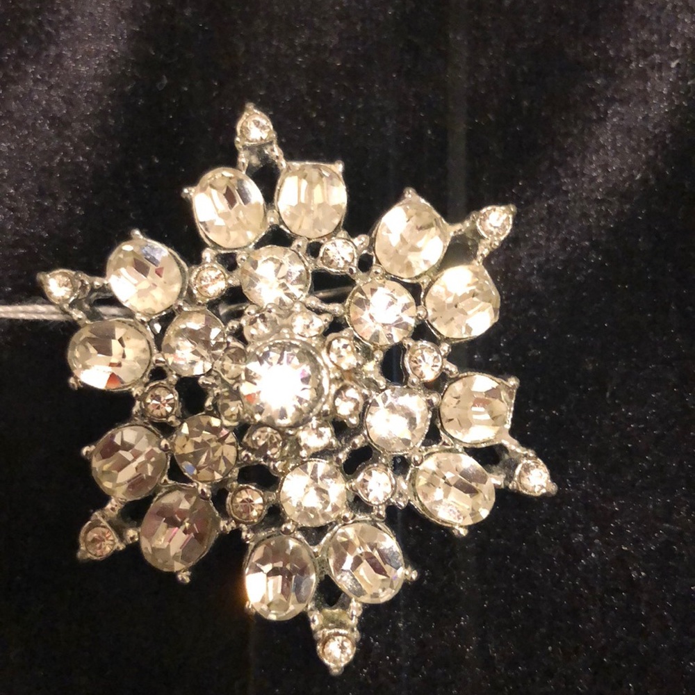 Vintage rhinestone broach sparkly and classic